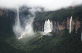Magníficas cachoeiras do Auyán Tepui, o mesmo do Salto Angel, no Parque Nacional Canaima, no sul da Venezuela
